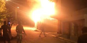 Incendio afecta varias viviendas en Santiago