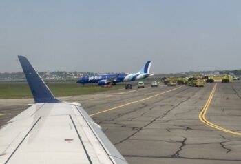 Vuelo de JetBlue se sale de la pista al aterrizar en Boston
