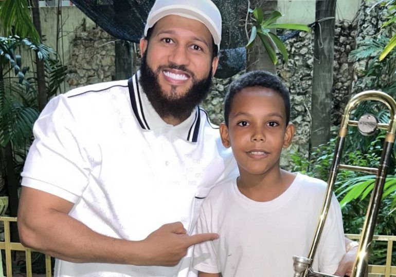 El Alfa lleva alegría y donaciones a niños