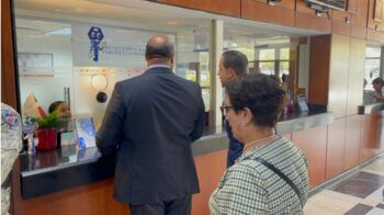 Antonio Espaillat se presenta a las instalaciones de la Procuraduría con su abogado