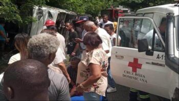 Varios heridos tas accidentarse autobús en el kilómetro 40 de la autopista Duarte