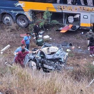 Al menos 4 muertos tras accidentarse un autobús en México