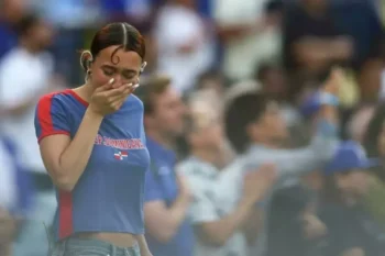 Se viraliza himno de EEUU cantado por dominicana en protesta a redadas migratorias