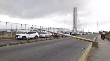 Postes del tendido eléctrico caen sobre el puente de la 17