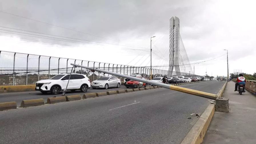 Postes del tendido eléctrico caen sobre el puente de la 17