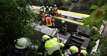 Tres muertos y decenas de heridos tras descarrilamiento de tren en Alemania