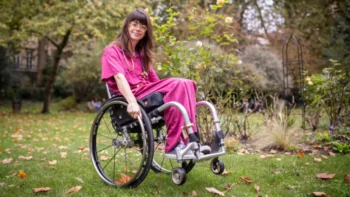 Joven queda paralítica tras caerle encima un hombre en un centro comercial