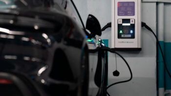 Muere electrocutado mientras arreglaba su carro eléctrico