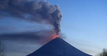 Volcán en Rusia entra en erupción tras potente terremoto de magnitud 8.8