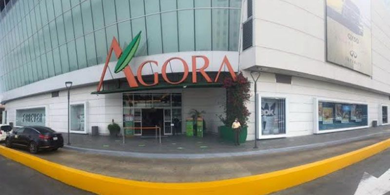 Joven se lanza desde los parqueos de Ágora Mall