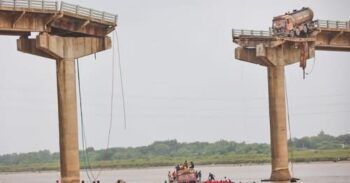 Al menos 9 muertos tras derrumbarse un puente en la India