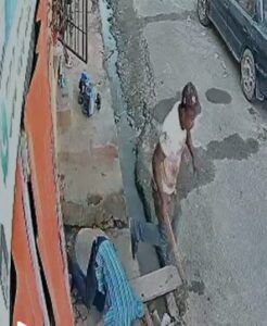 Hombre le entra a palo a un anciano en Sabana Perdida