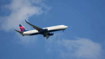 Se incendia motor de avión  tras despegar del aeropuerto de Los Ángeles