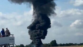 Se estrella pequeño avión tras despegar de aeropuerto en Londres