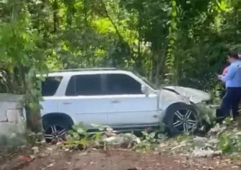 Vehículo se estrella contra muro del Jardín Botánico