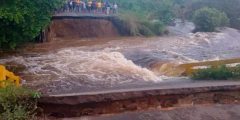 Colapsa un puente tras fuertes lluvias en Venezuela