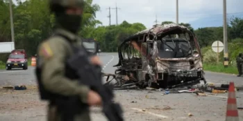 Una mujer muerta y 3 policías heridos por explosión de carro bomba en Colombia