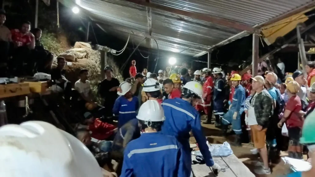 Rescatan a los 18 trabajadores atrapados en una mina en Colombia