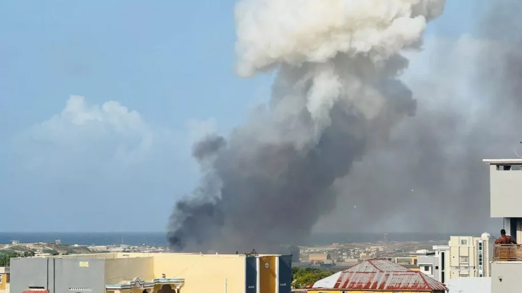 Cinco desaparecidos y tres heridos tras estrellarse un helicóptero de la UA en Somalia