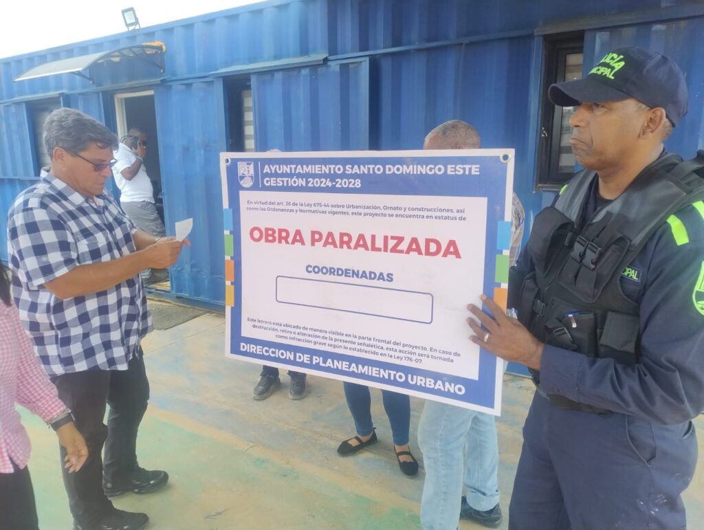 Alcalde Dío Astacio paraliza obras en ciudad juan Bosch