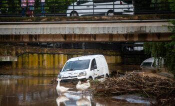 Buscan dos desaparecidos tras desborde río en España