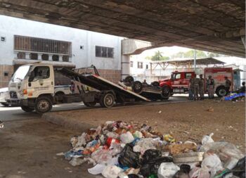 Carro cae del elevado de la 27 de febrero próximo a la Doctor Delgado
