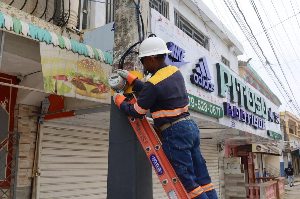 Edeeste denuncia por segunda ocasión desconocidos vandalizan medidores en Quisqueya