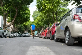 Diputado somete resolución para regular parqueo nocturno en zonas residenciales