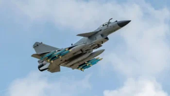 Al menos 16 muertos al estrellase un avión militar contra una escuela en Bangladés