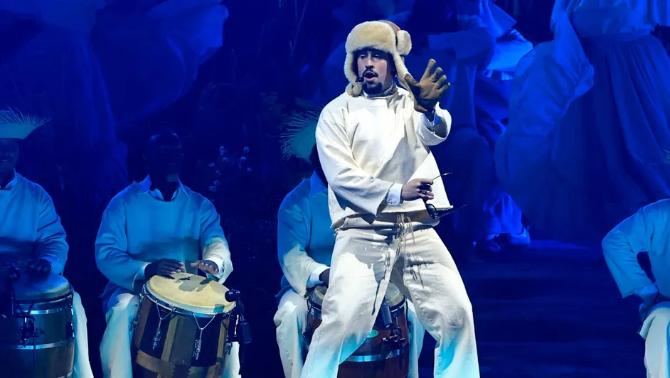 Denuncian a Bad Bunny por subir gallinas a escenario de residencia musical en Puerto Rico
