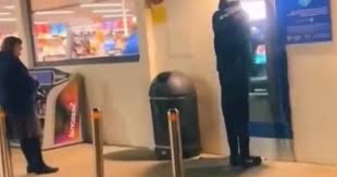 Maniquí hace que personas hagan fila pendeja en un cajero automático