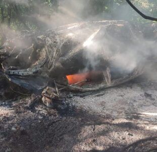 Encuentran tres cadáveres calcinados dentro de una yipeta en Cotuí