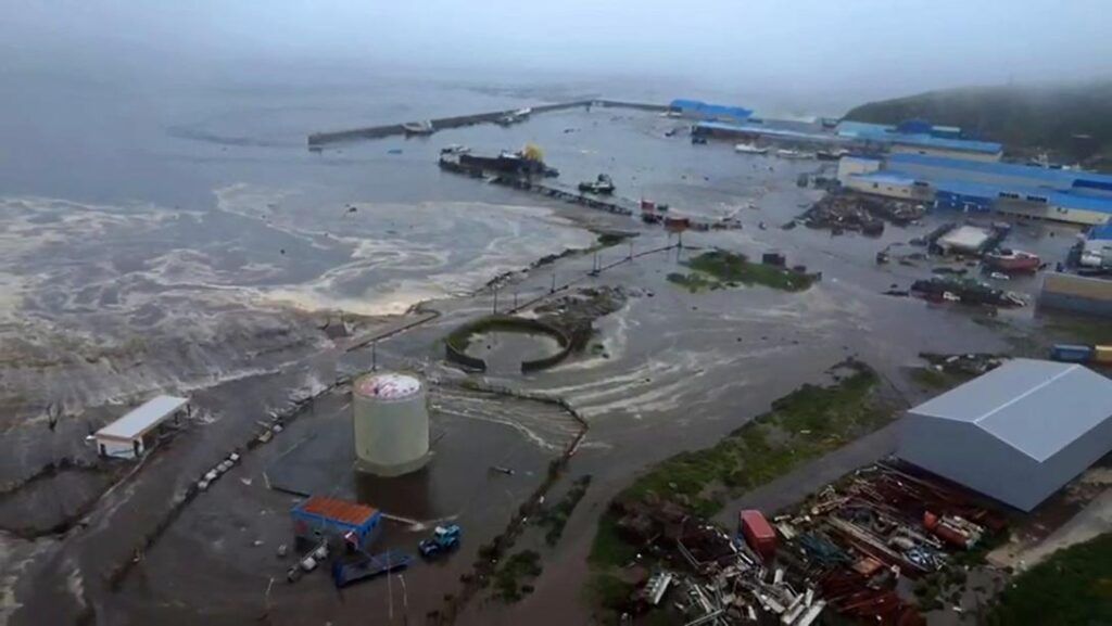 Tsunami en Rusia deja edificios sumergidos bajo el agua