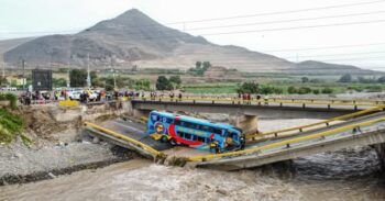 Al menos 37 muertos tras caer un autobús en un río en Benín
