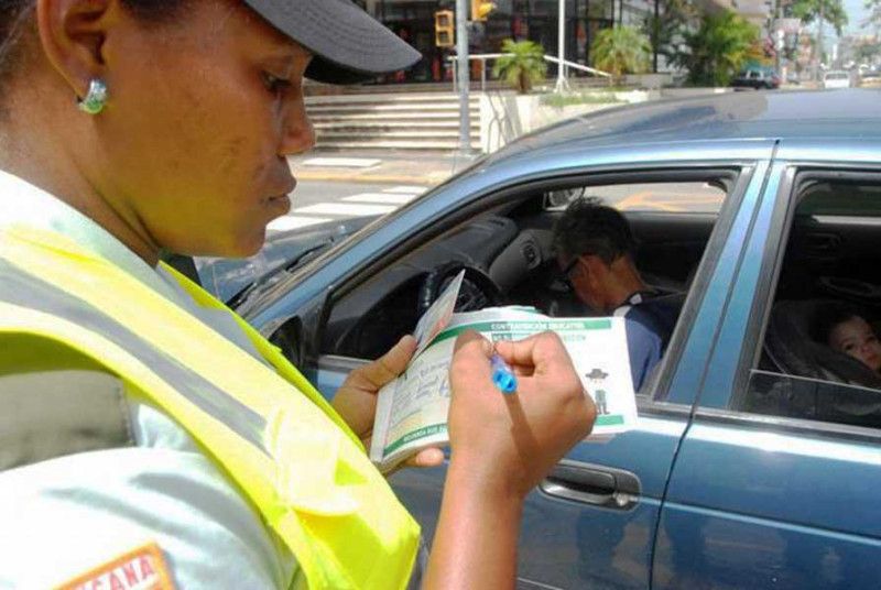 Multas de tránsito bajan en 50% tras cobro de multas por mal estacionamiento