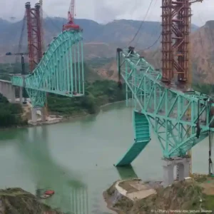 Al menos 12 muertos al caerse un puente en China