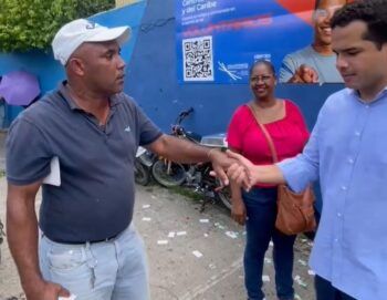 Omar le consigue empleo a hombre cancelado por saludarlo