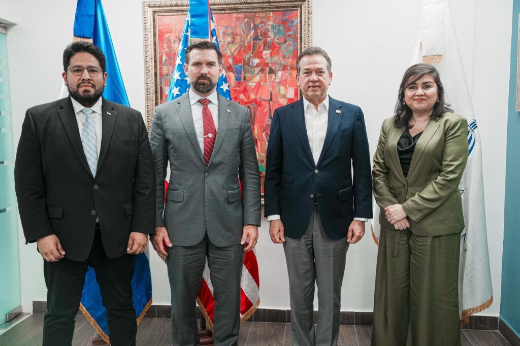 Ministro Ito Bisonó recibe delegación de Defensa