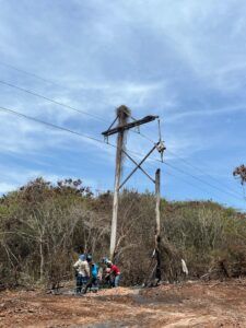 Edesur cambia estructura eléctrica dañada por incendio y restablece servicio en comunidades de Barahona