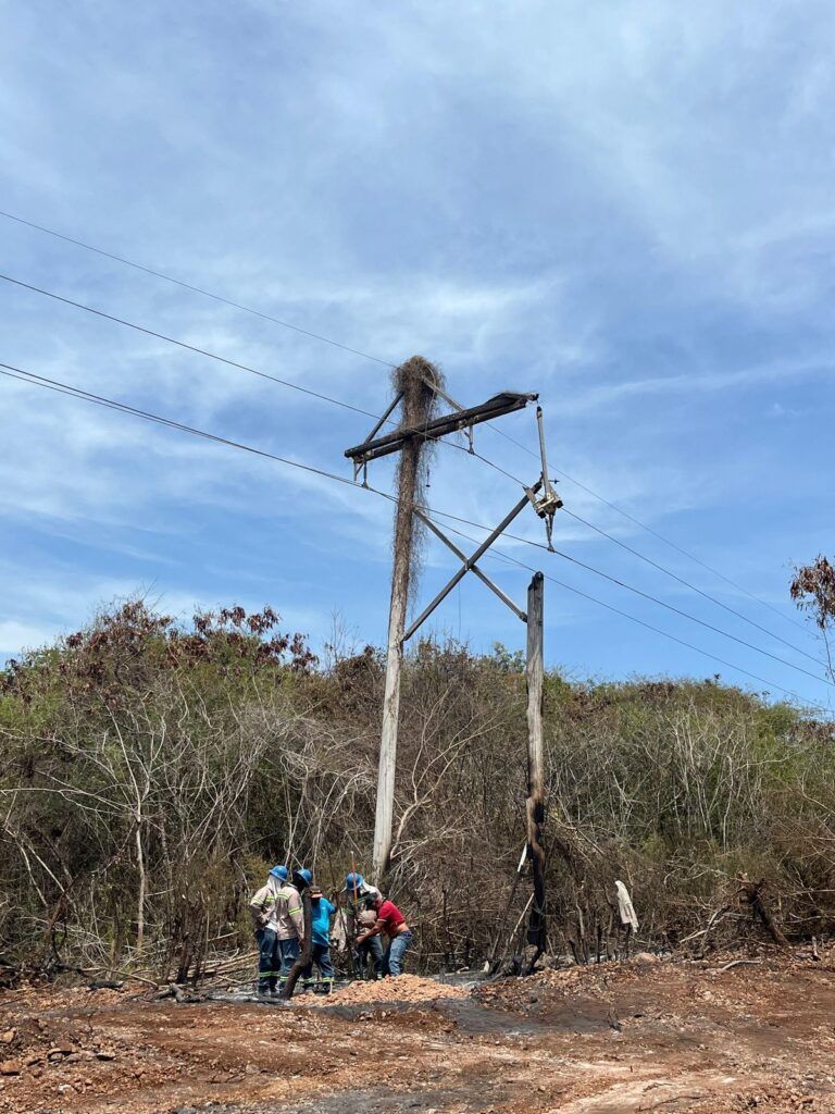 Edesur cambia estructura eléctrica dañada por incendio y restablece servicio en comunidades de Barahona