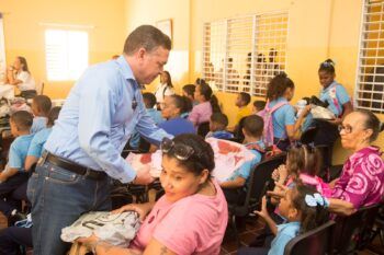 Papito Cruz participa en inicio del año escolar en Santiago