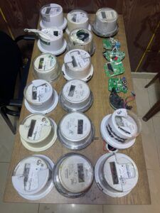 Apresan delito a “Machetico”, por robo de 15 medidores eléctricos en SDE