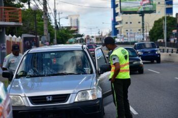 Multas de hasta 5,000 pesos y remolque: nuevas sanciones por mal estacionamiento en el Distrito Nacional