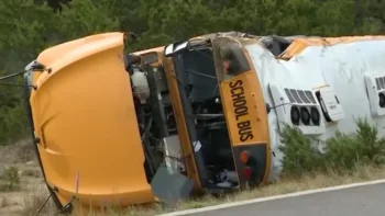 Autobús escolar con 42 niños se vuelca en Texas