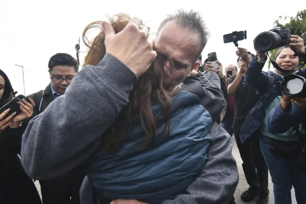 Liberan a hombre encarcelado 20 años por montaje policial en México