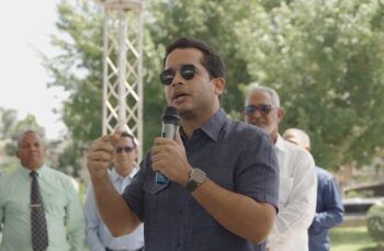 Omar Fernández entrega útiles escolares a cientos de estudiantes en Dajabón