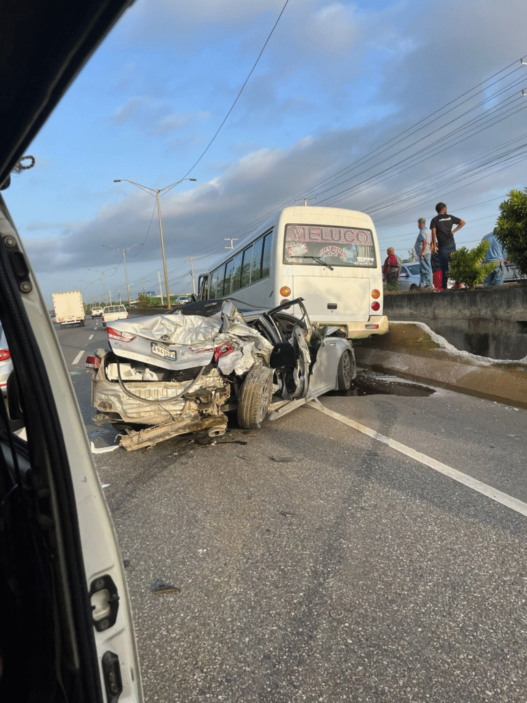 Accidente de tránsito en Las Américas entre un carro y una guagua: detalles aquí
