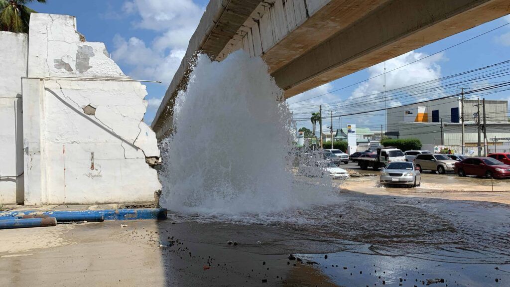 Inundación en el kilómetro 9 de la autopista Duarte tras Rotura de tubería