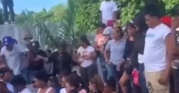 Entierro por poco se convierte en tragedia cuando una tumba se hunde