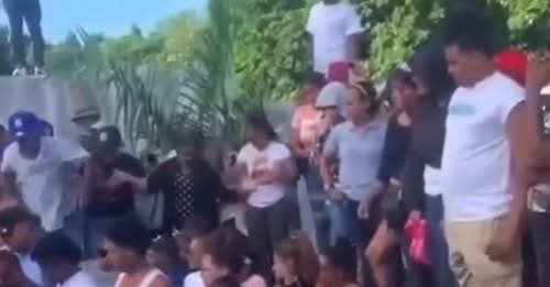 Entierro por poco se convierte en tragedia cuando una tumba se hunde